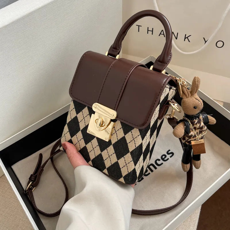 Umhängetasche für Damen ⎜ Kompakte Tasche mit Karomuster und Drehverschluss im eleganten Retro-Design