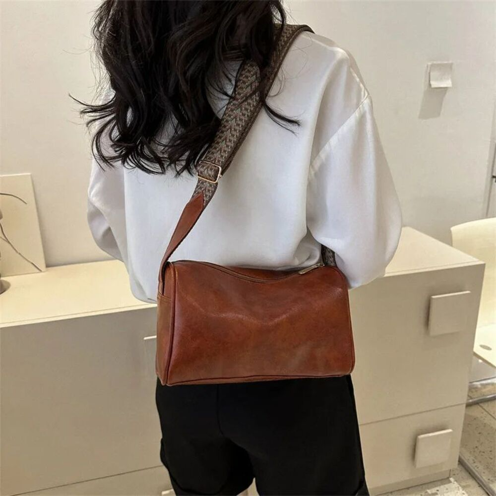 Umhängetasche für Damen ⎜ Kleine Vintage-Tasche aus Kunstleder mit breitem Gurt für Alltag und Freizeit