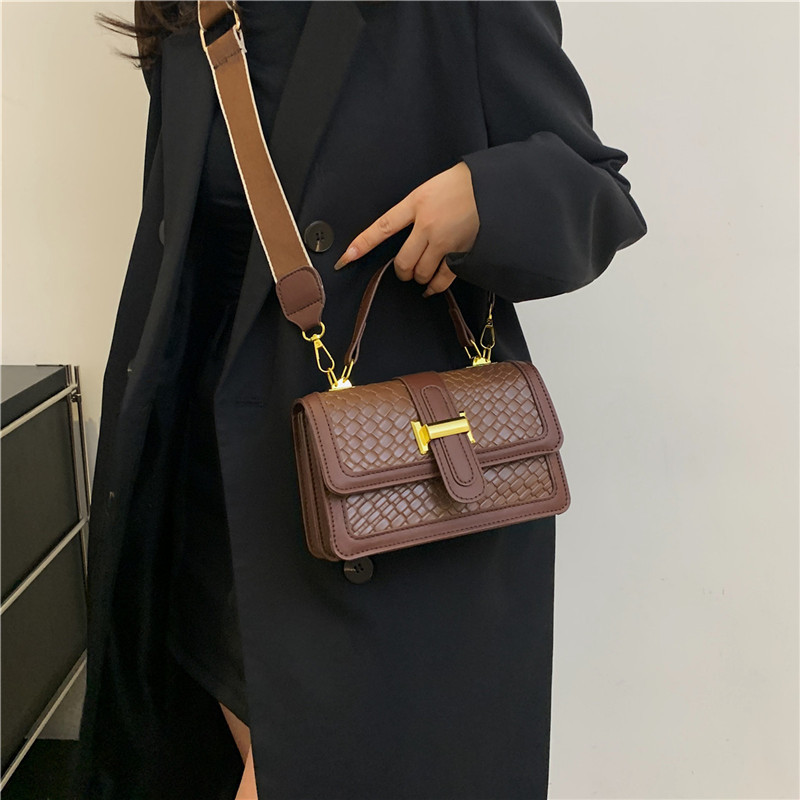 Umhängetasche für Damen ⎜ Kompakte Schultertasche mit Flechtdesign und goldener Schnalle für elegante Auftritte