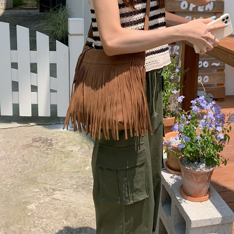 Umhängetasche mit Fransen für Damen ⎜ Retro Schultertasche mit Weichem Material und Lässigem Look