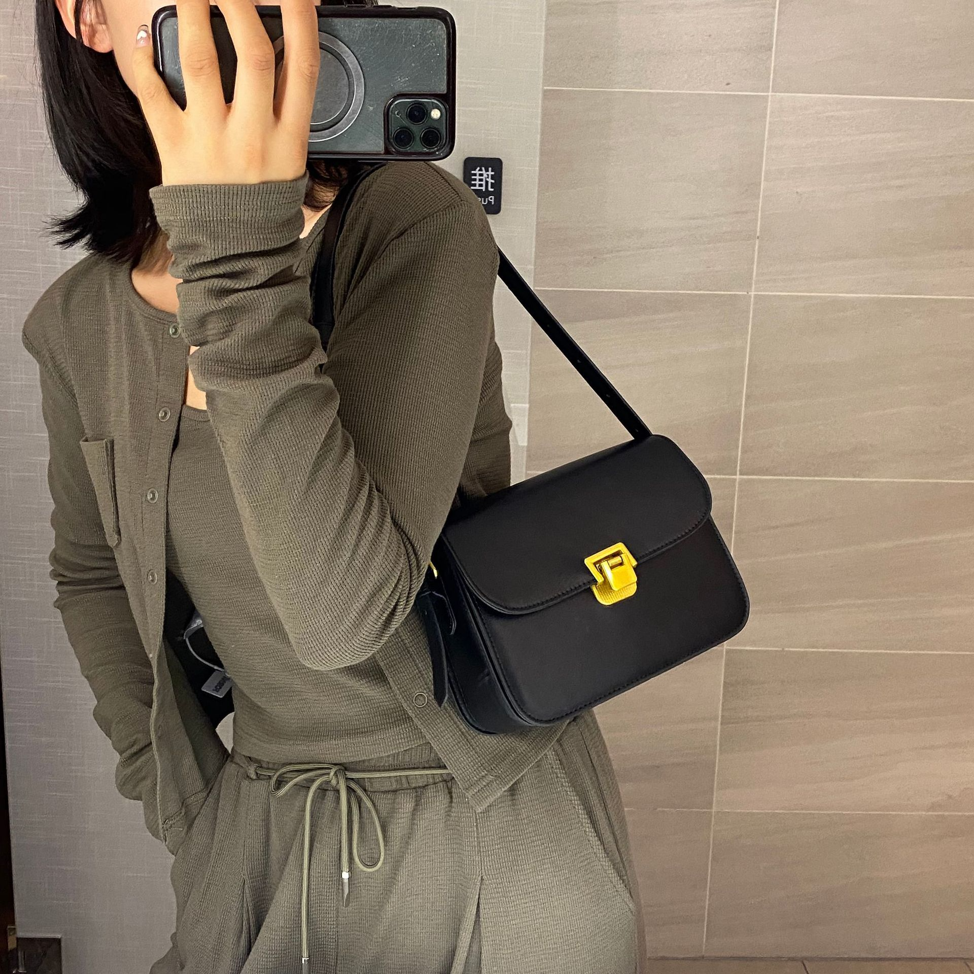 Umhängetasche mit Schnalle ⎜ Schlichte Schultertasche für Damen mit Eleganter Form und Verstellbarem Riemen
