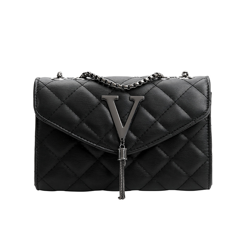 Umhängetasche für Damen ⎜ Gesteppte Mini-Tasche mit Kettenriemen und elegantem Zieranhänger