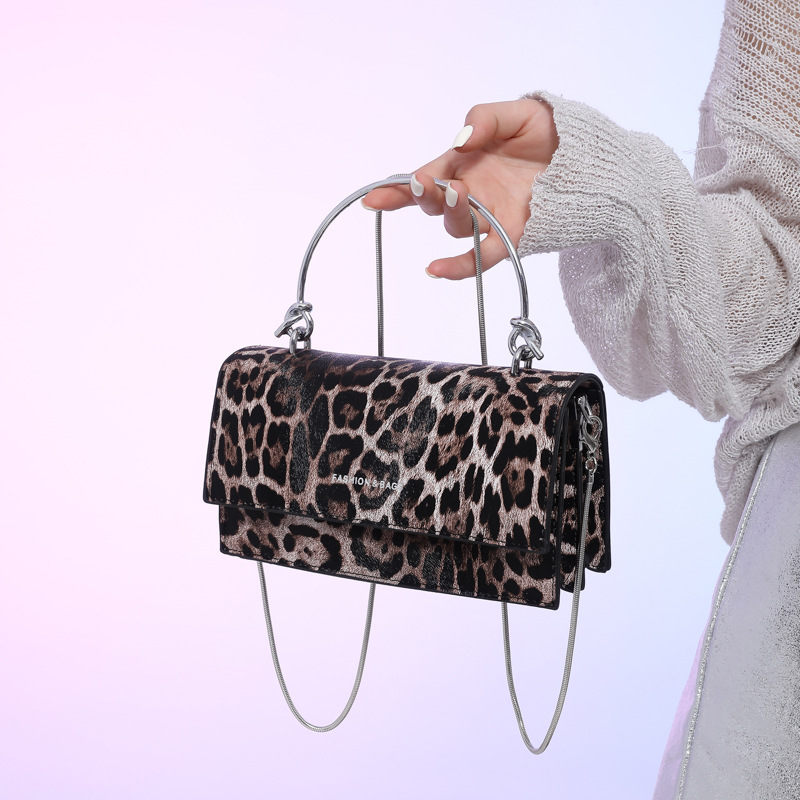 Schultertasche für Damen ⎜ Modische Umhängetasche mit Leopardenmuster und Metallgriff für Ausgehen und Events