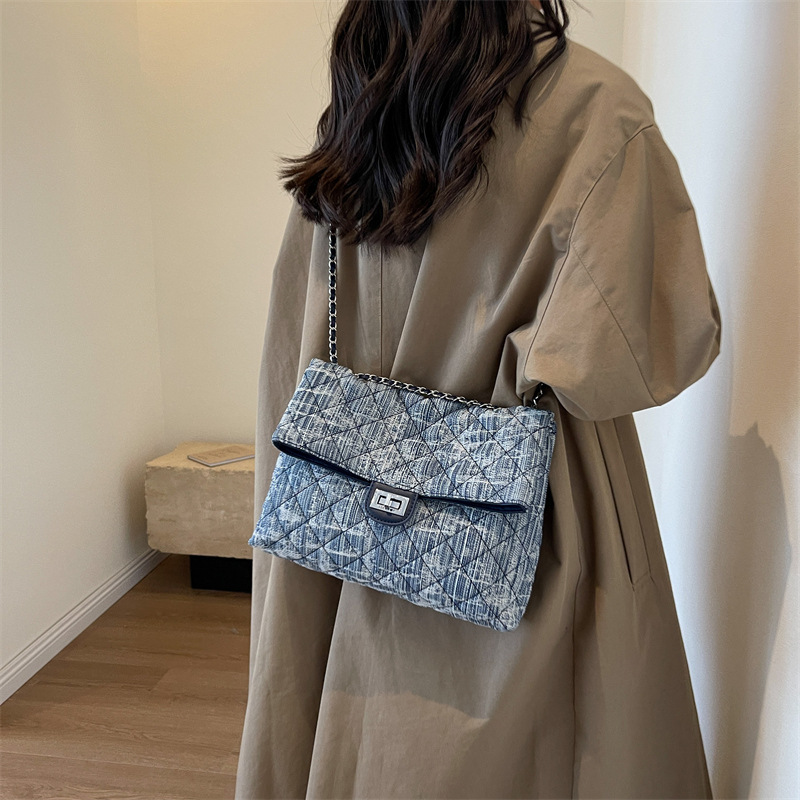 Umhängetasche für Damen ⎜ Stylische Schultertasche im Used-Look mit Kettenriemen und Karomuster für Alltag und Ausgehen