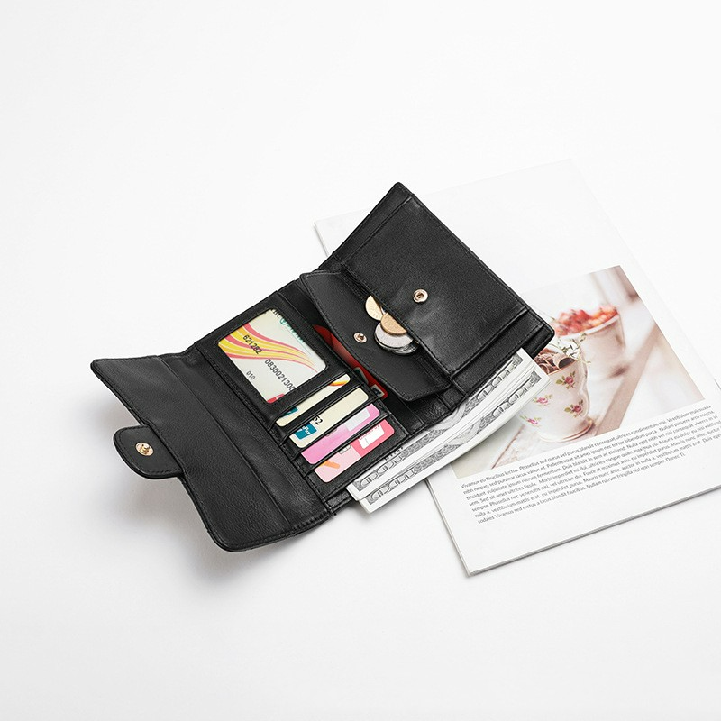 Damen Geldbörse mit Steppdesign ⎜ Kompakte Brieftasche aus weichem Leder mit Drehverschluss und Kartenfächern