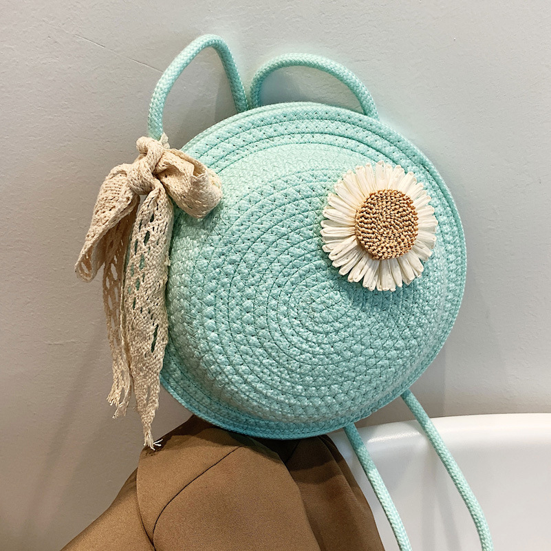 Umhängetasche aus Stroh für Damen ⎜ Runde Flechtoptik mit Blume und Schleife für sommerliche Outfits und Freizeit