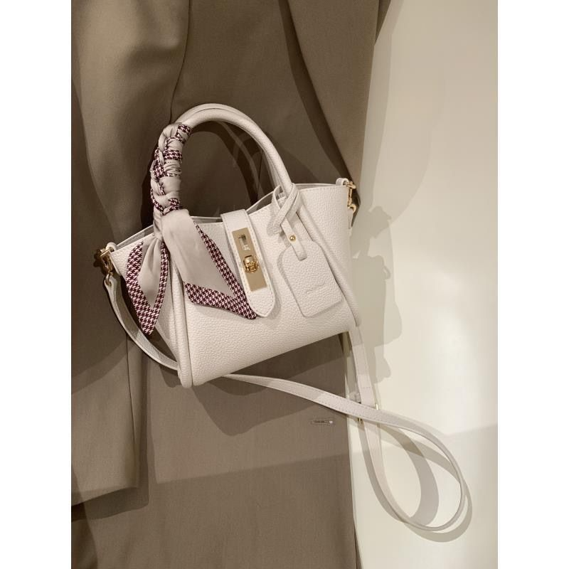 Elegante Handtasche für Damen ⎜ Weiße Tasche mit Dekorativem Schal und Goldenen Details