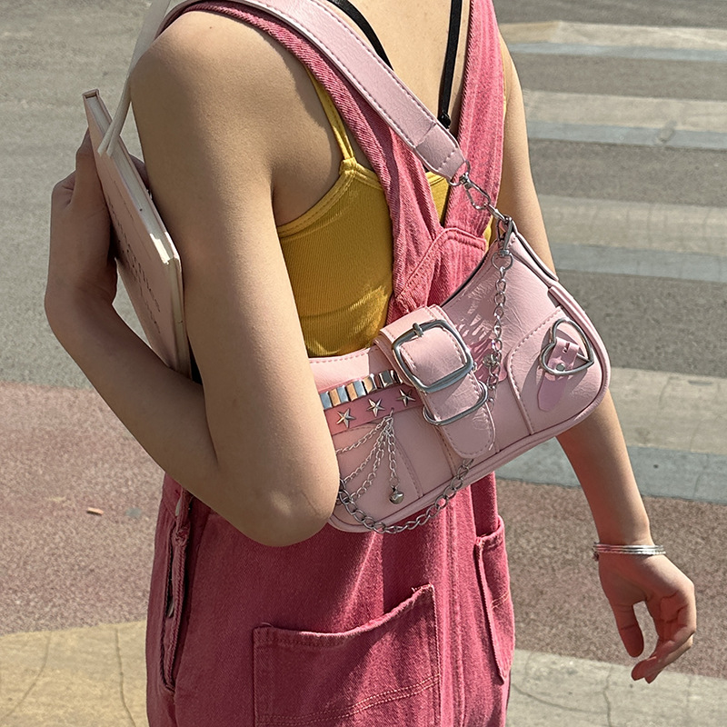 Schultertasche für Damen ⎜ Stylische Underarm-Bag mit Ketten, Sternnieten und Gürteldetail für trendige Outfits