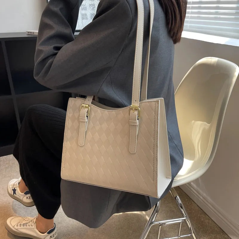 Handtasche für Damen ⎜ Geräumige Schultertasche mit Rautenmuster und verstellbarem Riemen