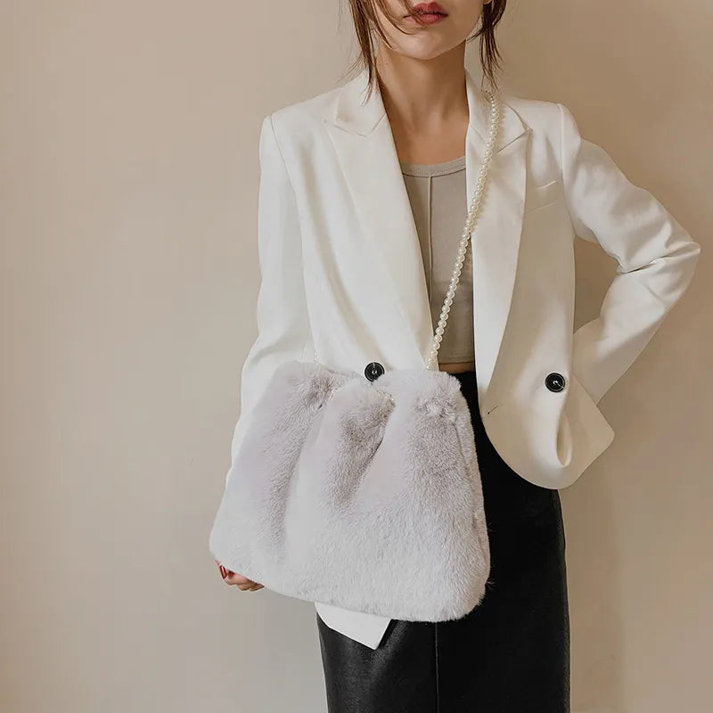 Umhängetasche für Damen ⎜ Weiche Plüsch-Tasche mit Perlenkette und großzügigem Stauraum für elegante Auftritte
