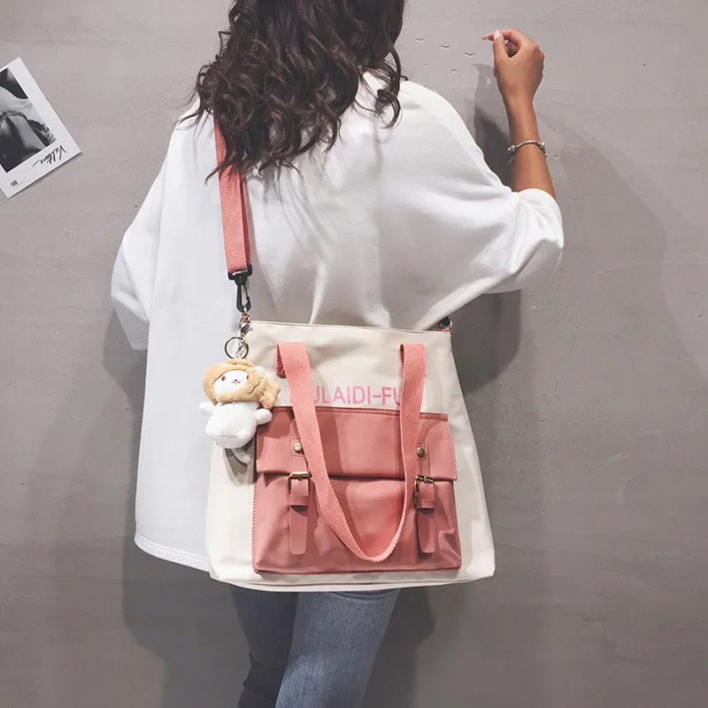 Schultertasche für Damen ⎜ Robuste Umhängetasche aus Nylon mit Frontfach und Plüschanhänger