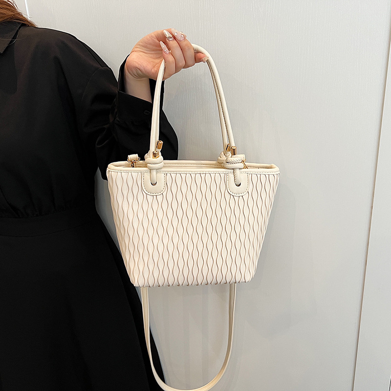 Schultertasche für Damen ⎜ Schlichte Umhängetasche mit strukturierter Oberfläche und doppeltem Henkel für Alltag und Büro