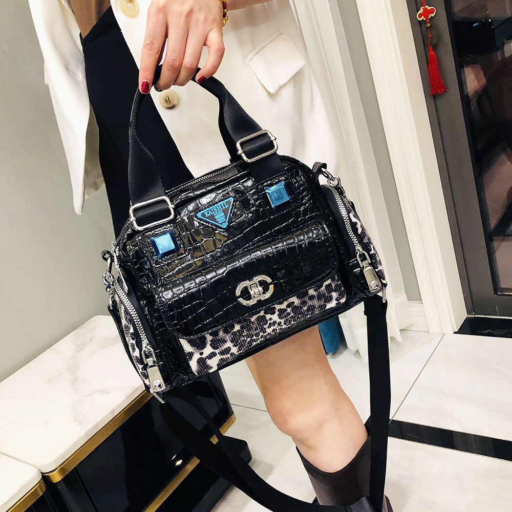 Umhängetasche für Damen ⎜ Glänzende Schultertasche mit Kroko-Prägung und Leopardenmuster für modische Auftritte