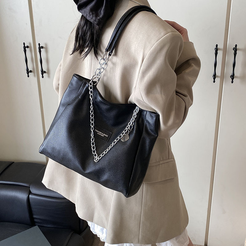 Tote Bag mit Kettendetail ⎜ Modische Tragetasche für Damen mit Großem Stauraum und Weicher Oberfläche