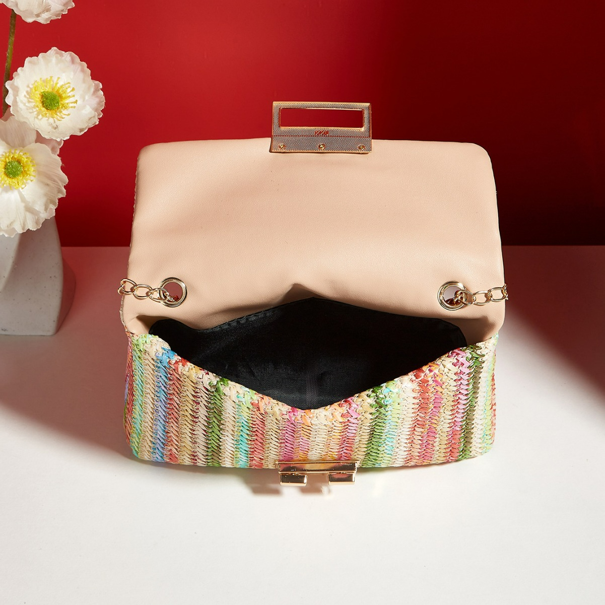 Umhängetasche für Damen ⎜ Bunte Strohtasche mit Kettenriemen und Schnappverschluss für Sommer und Freizeit