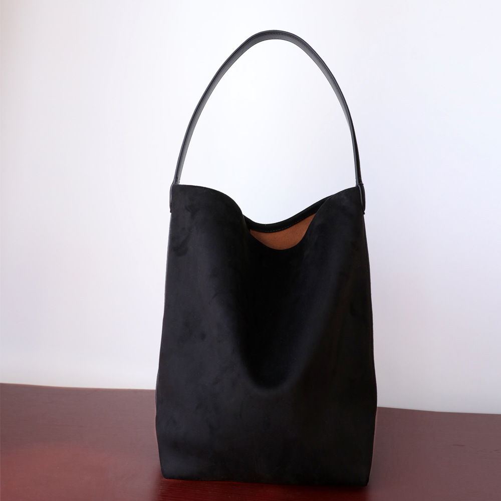 Shopper Tasche für Damen ⎜ Geräumige Beuteltasche aus Wildleder mit schlichtem Design für Alltag und Freizeit