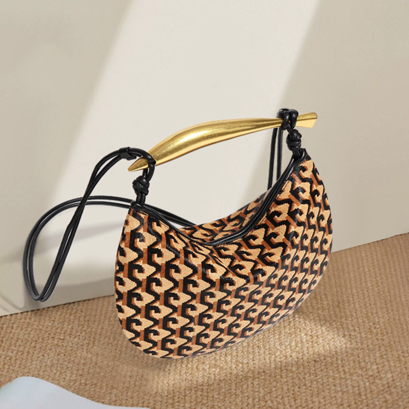 Schultertasche für Damen ⎜ Stylische Halbmondtasche mit goldfarbenem Griff und auffälligem Fellmuster für besondere Looks