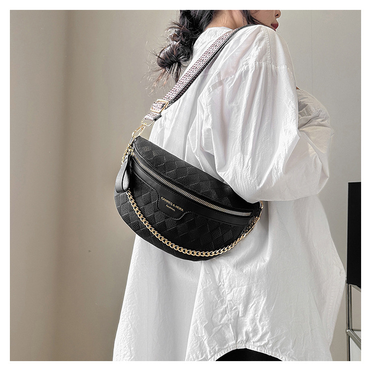 Crossbody Tasche für Damen ⎜ Modische Umhängetasche mit Ketten-Detail für Alltag, Reisen und Freizeit-Looks