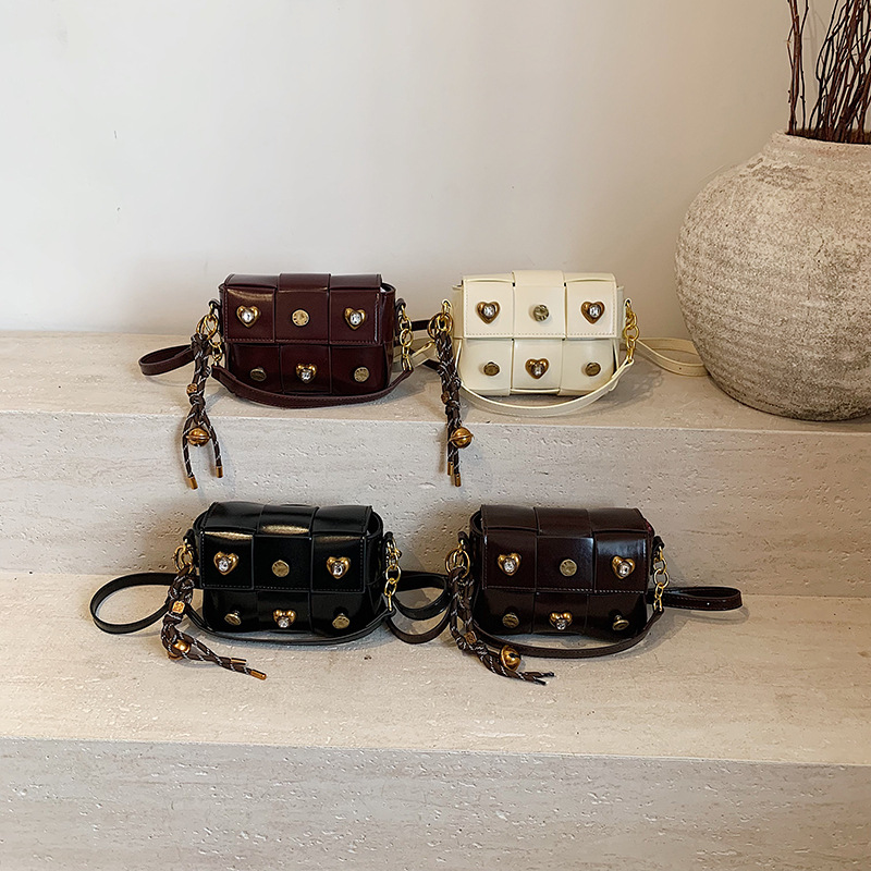 Umhängetasche für Damen ⎜ Kleine Schultertasche mit Nieten und Herzdetails für stilvolle Outfits