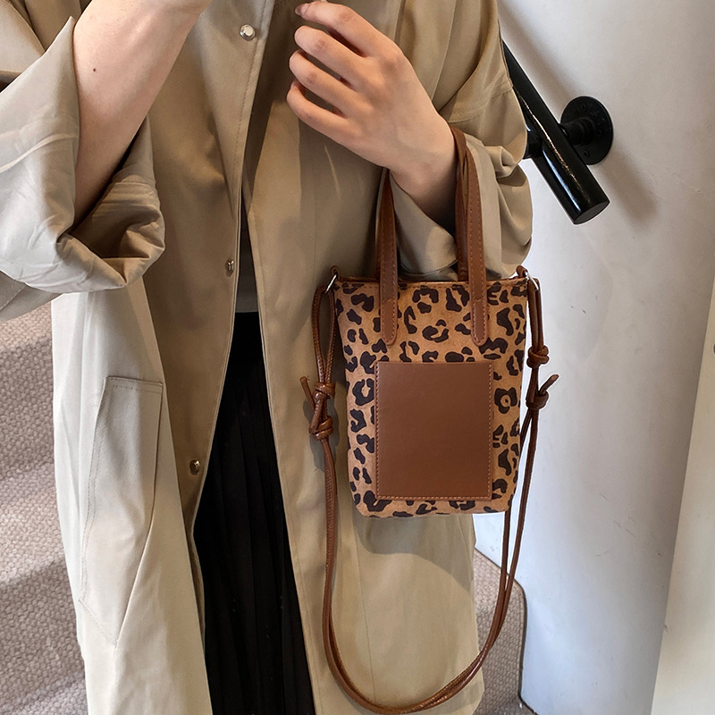 Damentasche mit Schulterriemen ⎜ Kompakte Handytasche mit Leopardenmuster