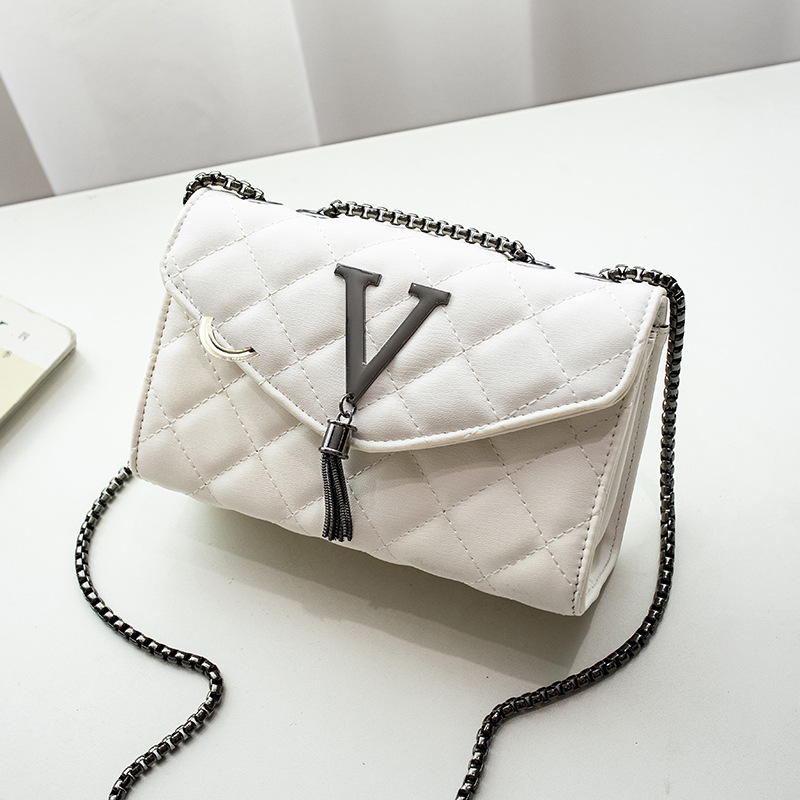 Umhängetasche für Damen ⎜ Gesteppte Mini-Tasche mit Kettenriemen und elegantem Zieranhänger