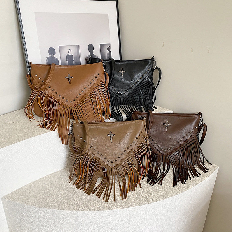 Umhängetasche für Damen ⎜ Modische Schultertasche mit Fransen und Nieten für Freizeit und Festival-Look