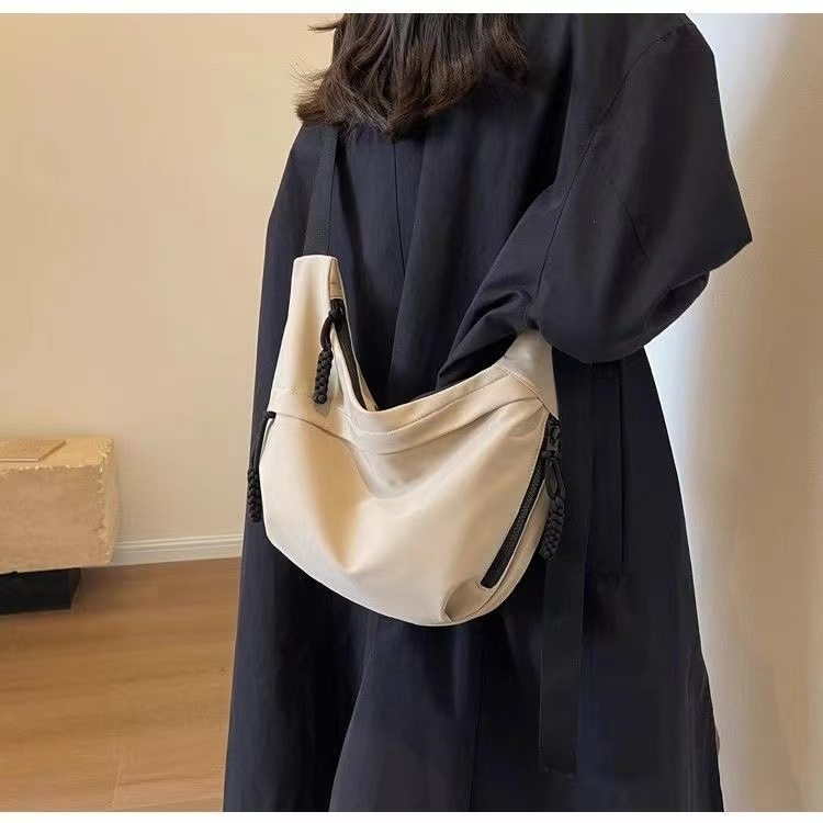 Umhängetasche aus Oxford-Gewebe für Damen ⎜ Sportliche Schultertasche mit Viel Stauraum und Lässigem Design