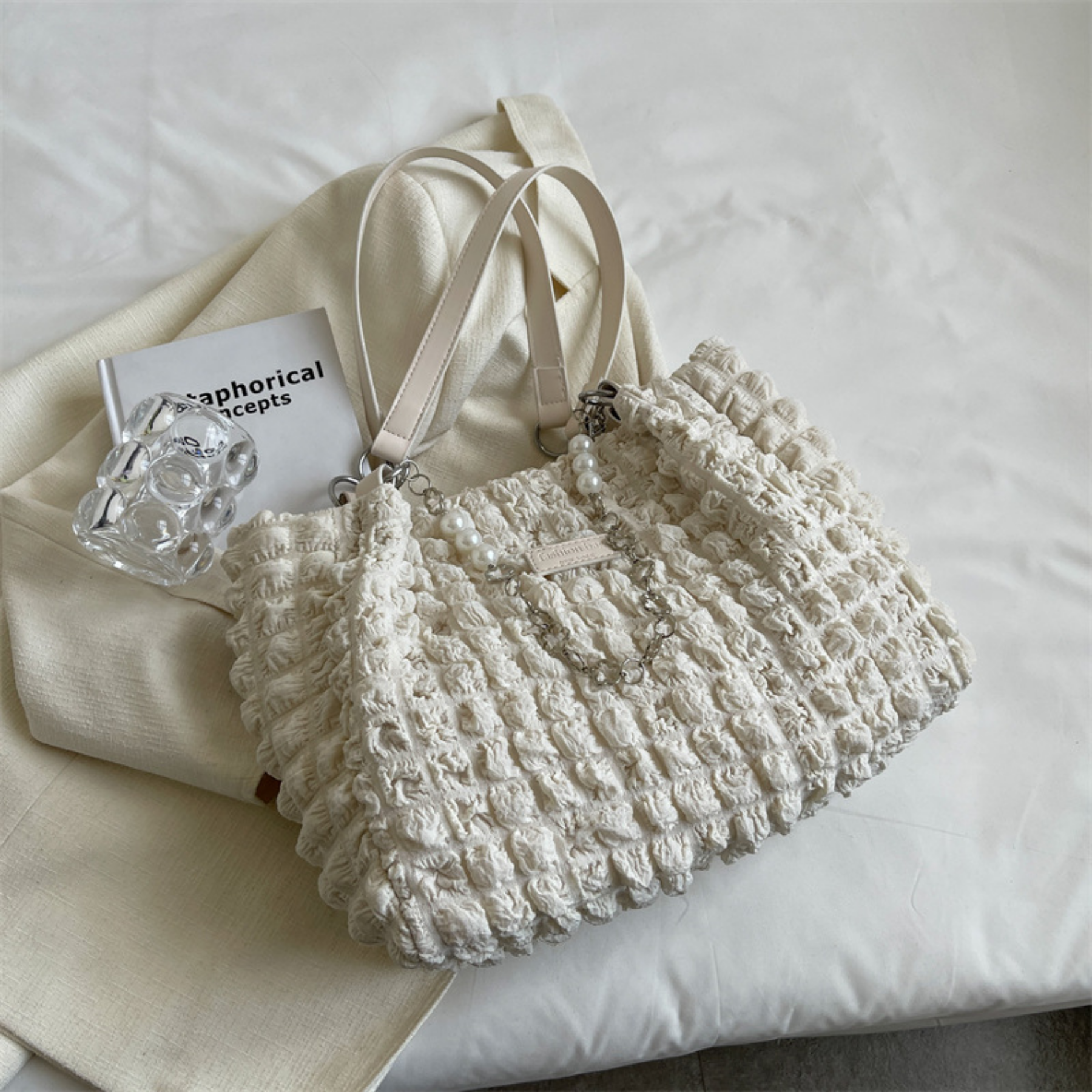 Tote Bag für Damen ⎜ Geräumige Schultertasche aus weichem Stoff mit Perlen- und Kettenakzenten