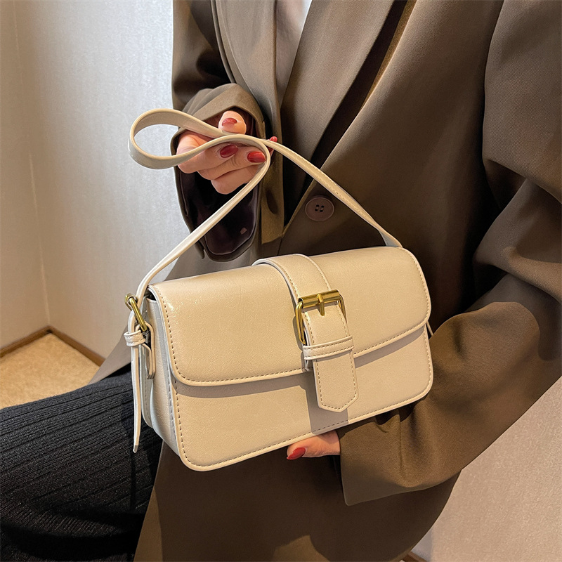 Umhängetasche für Damen ⎜ Kleine Retro-Schultertasche in Lackoptik mit Schnallendetail für vielseitige Outfits