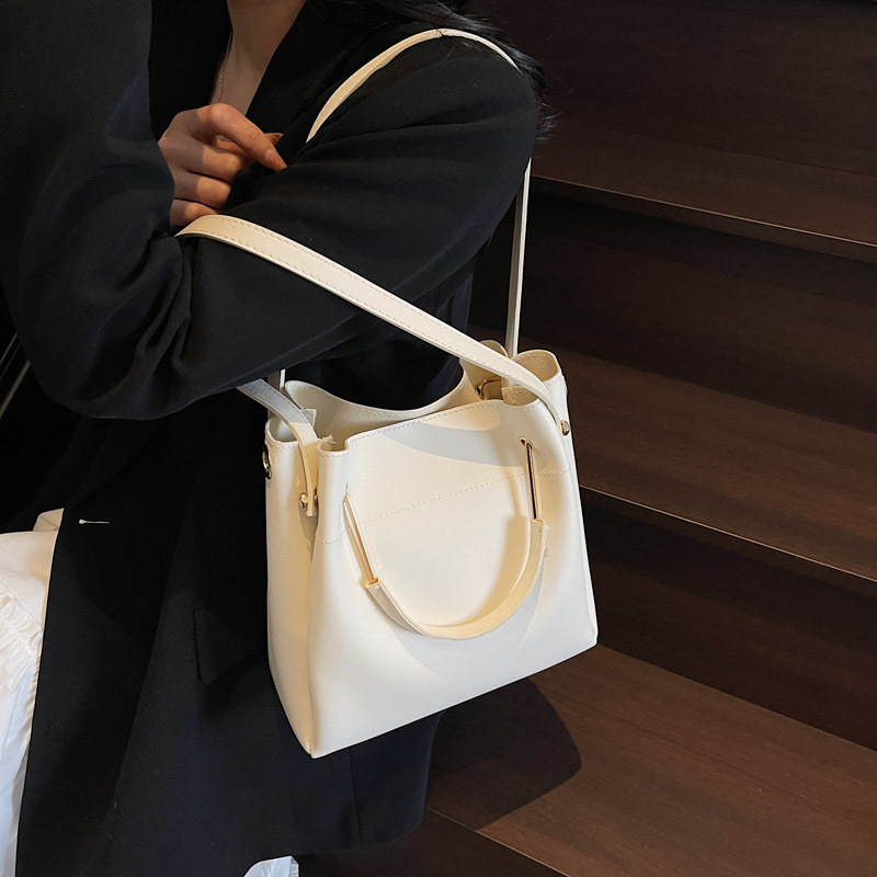 Damen Bucket Bag ⎜ Schlichte Umhängetasche mit Griff und Schulterriemen für Alltag