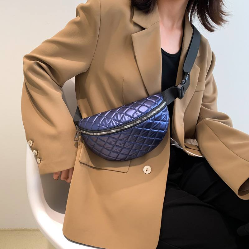 Quilted Umhängetasche für Damen ⎜ Stylische Hüfttasche mit verstellbarem Trageriemen und modernem Design
