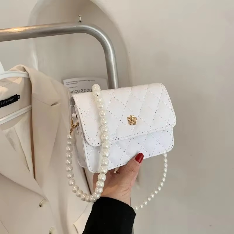 Umhängetasche für Damen ⎜ Elegante Schultertasche mit Rautensteppung und Perlenkette für Ausgehen