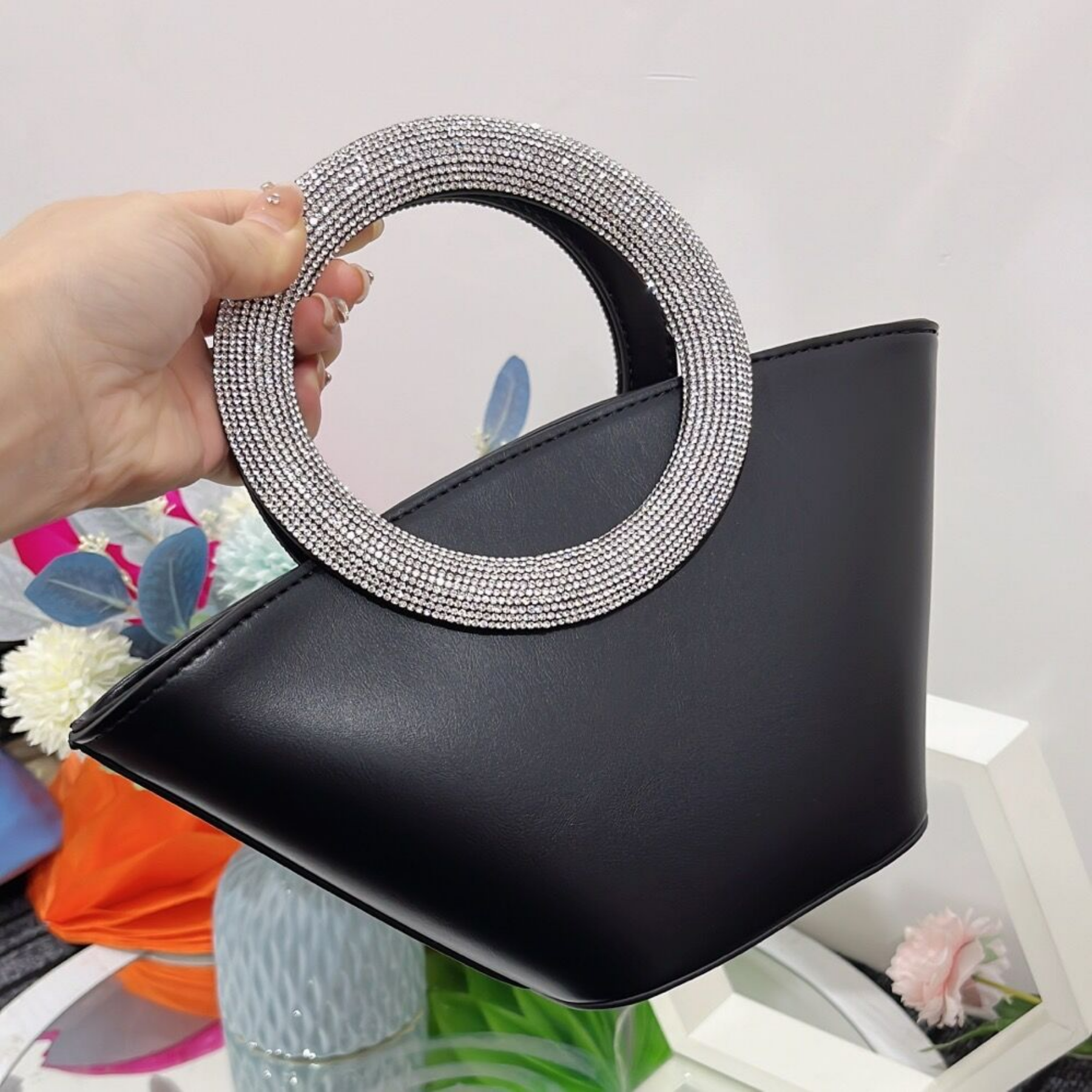 Diamant-Rundgriff Handtasche ⎜ Elegantes Design mit verstellbarem Träger und funkelndem Griff
