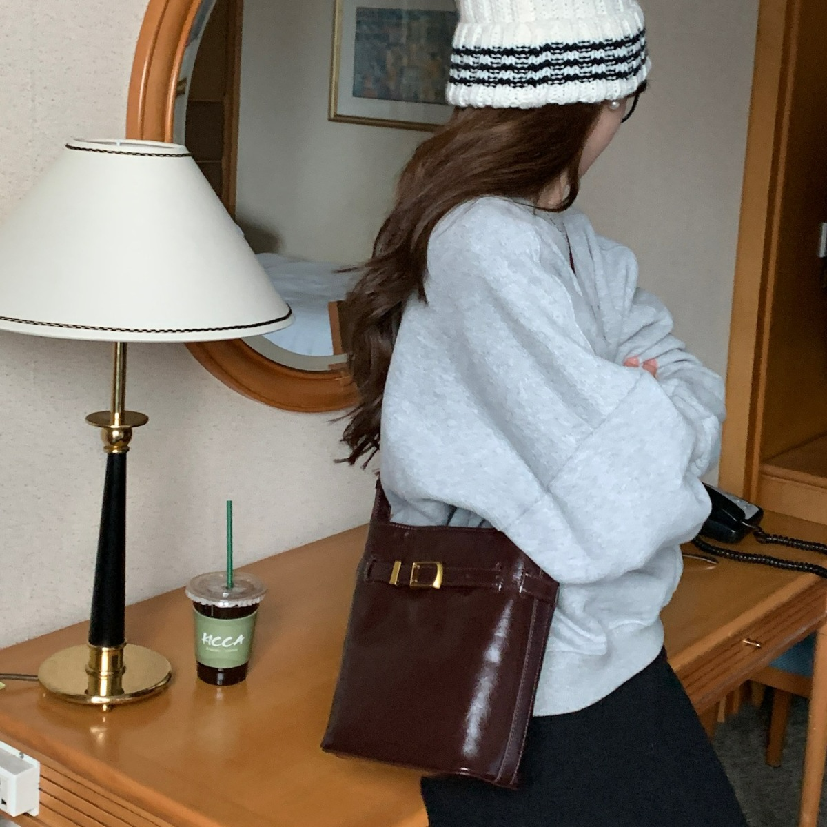 Umhängetasche für Damen ⎜ Retro Bucket-Bag aus Glanzleder mit Schnallendetail für Alltag und Ausgehen