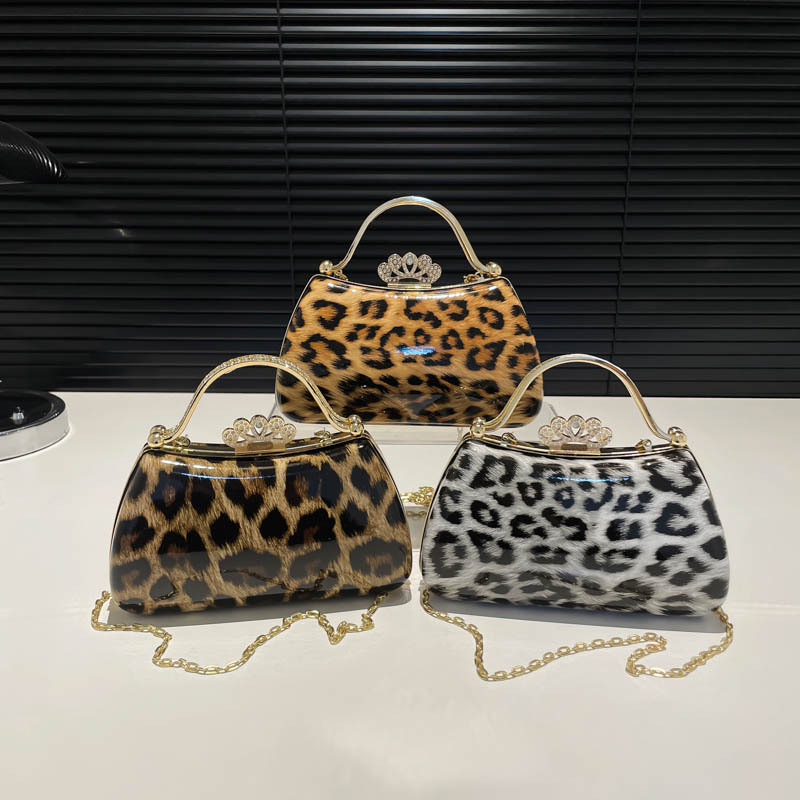 Abendtasche für Damen ⎜ Retro Clutch mit Leopardenmuster und Kettenriemen für elegante Auftritte