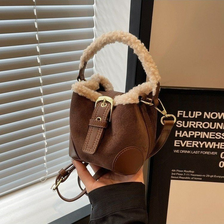 Umhängetasche für Damen ⎜ Kuschelige Handtasche mit Plüschbesatz und verstellbarem Riemen für kalte Tage