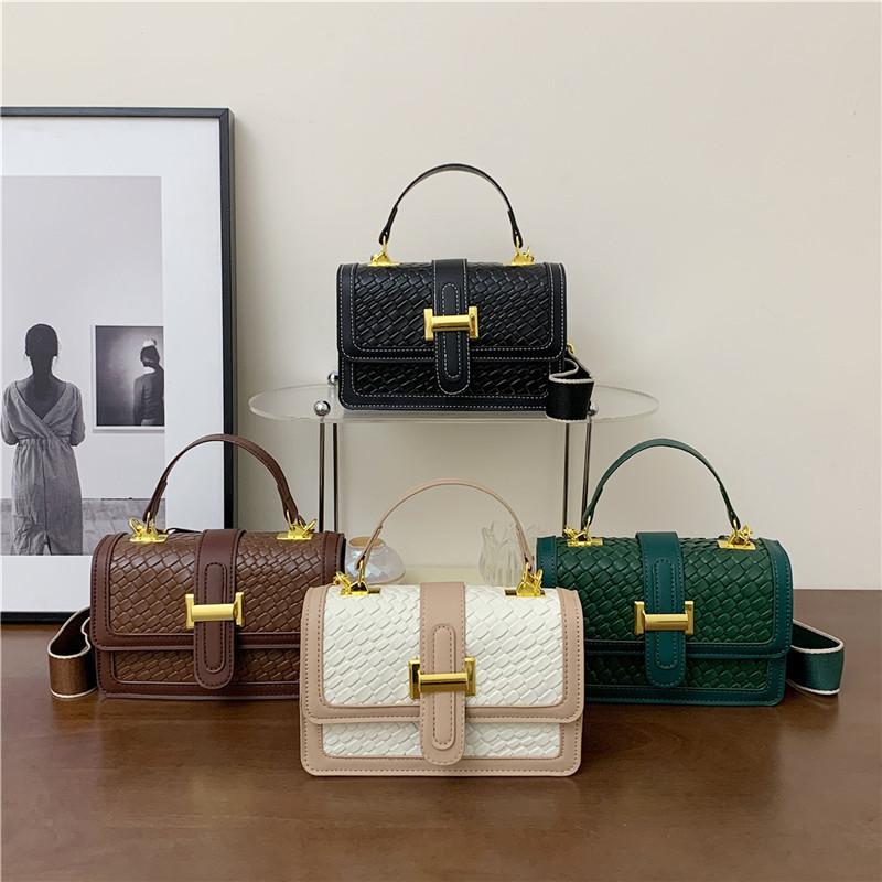 Umhängetasche für Damen ⎜ Kompakte Schultertasche mit Flechtdesign und goldener Schnalle für elegante Auftritte