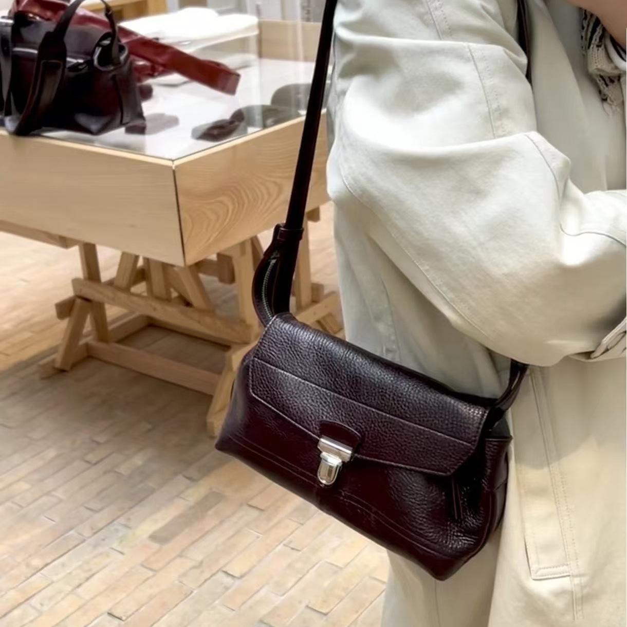 Umhängetasche für Damen ⎜ Klassische Schultertasche aus Leder mit Metallschließe für Alltag und Ausgehen