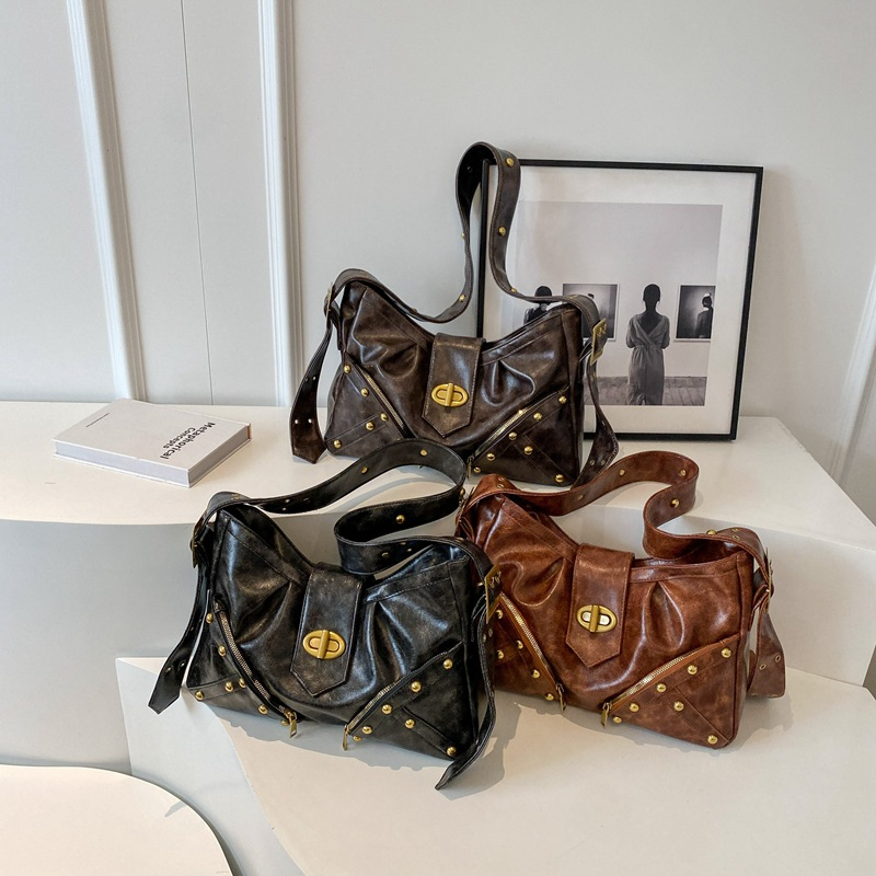 Umhängetasche für Damen ⎜ Modische Nieten Schultertasche mit viel Stauraum für Alltag und Ausgehen