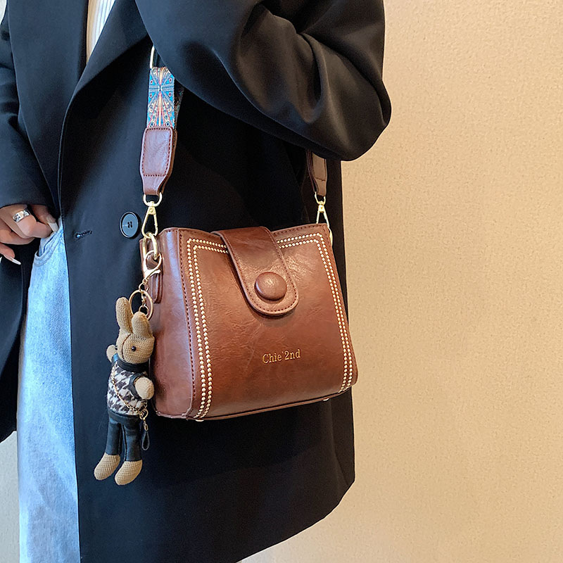 Umhängetasche für Damen ⎜ Modische Schultertasche im Retro-Look mit strukturierter Oberfläche für Alltag und Ausgehen