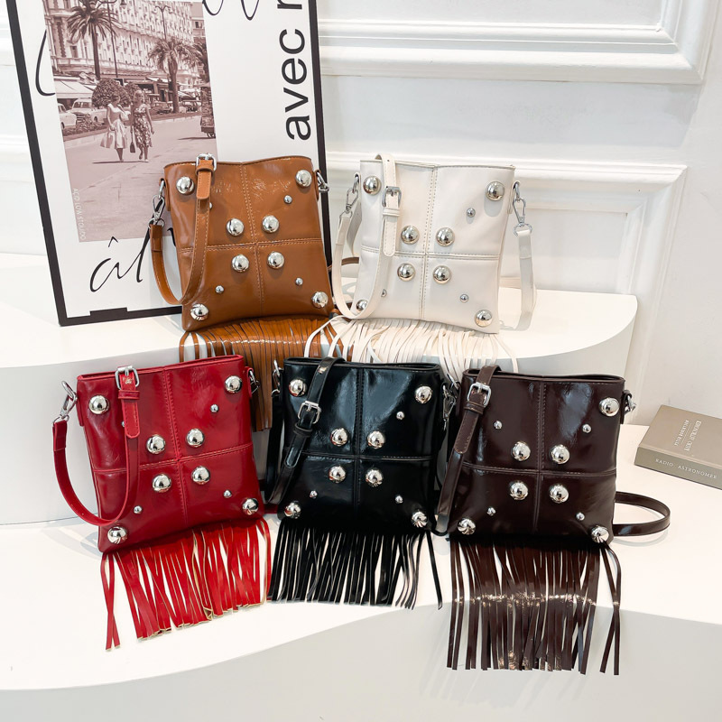 Umhängetasche für Damen ⎜ Trendige Schultertasche mit Nieten und Fransen für Festivals und Streetstyle