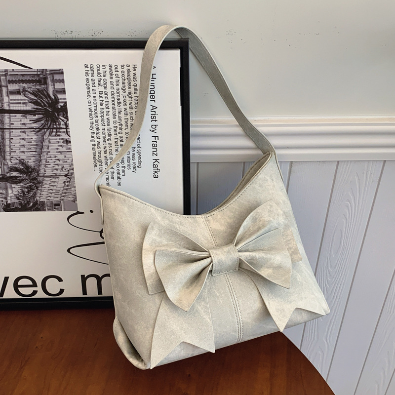 Umhängetasche für Damen ⎜ Modische Schultertasche mit großer Schleife und viel Stauraum für Alltag und Freizeit