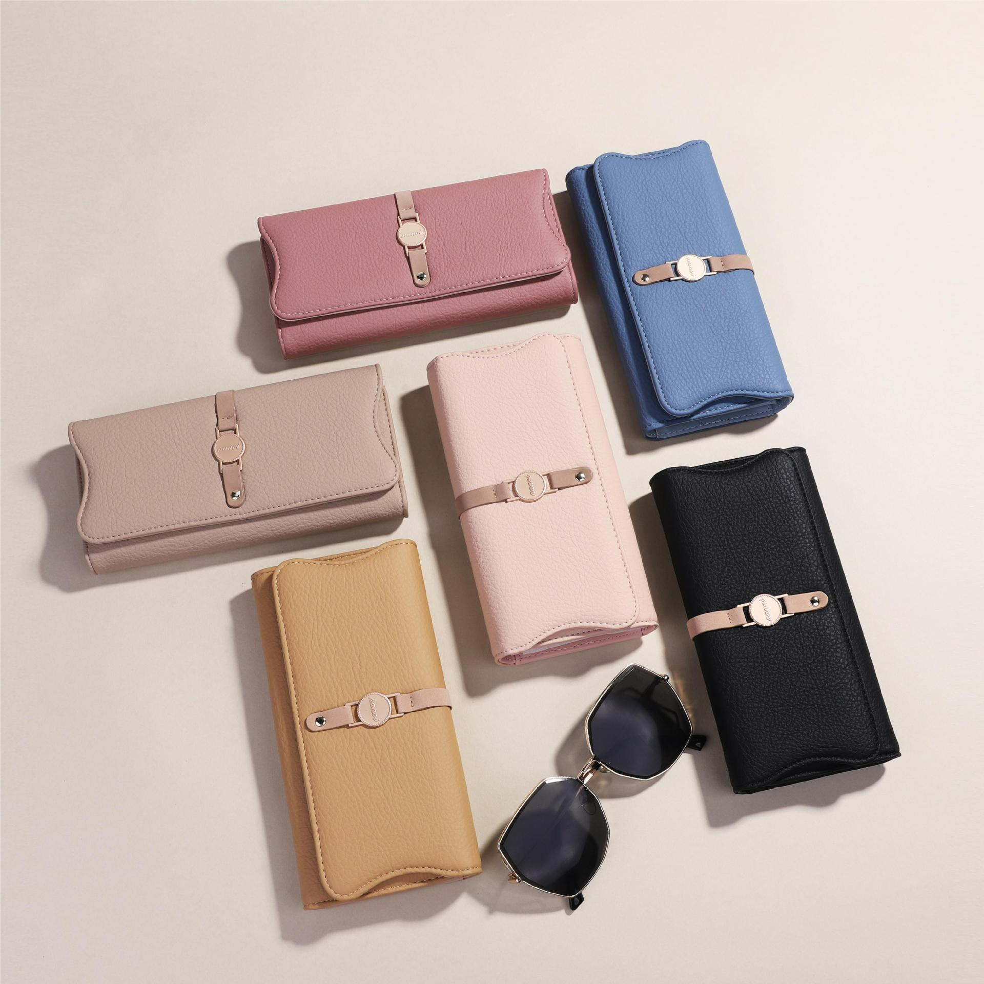 Damen Geldbörse aus Leder ⎜ Lange Brieftasche im schlichten Design mit Riemenverschluss und viel Stauraum