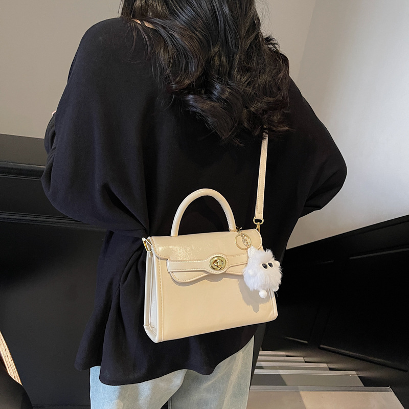 Schultertasche mit Drehverschluss ⎜ Kompakte Umhängetasche für Damen mit Kurzgriff und Plüschanhänger