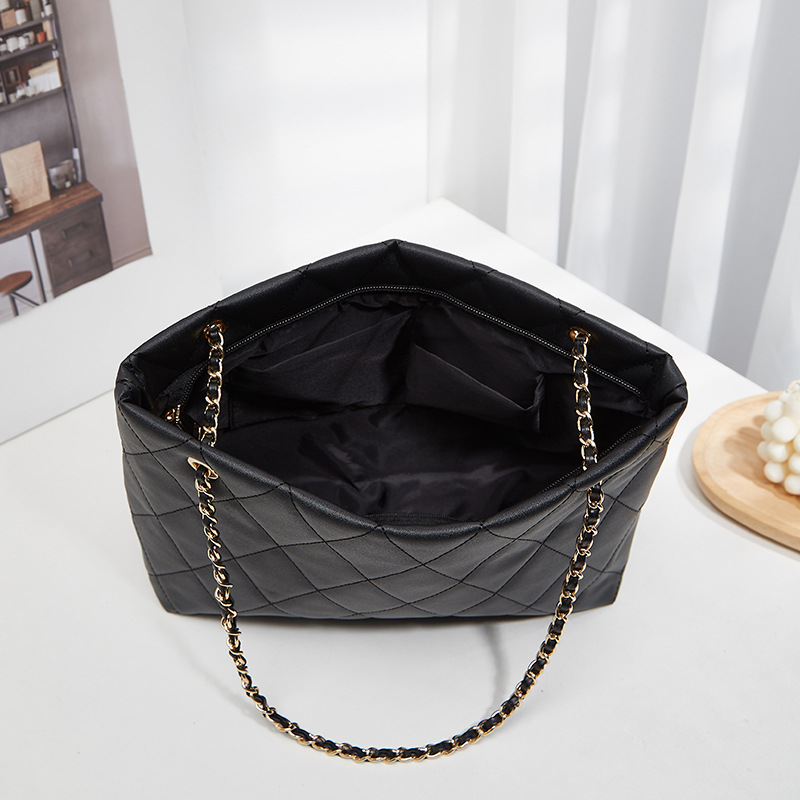 Shopper Tasche für Damen ⎜ Gestepptes Design mit Kettenriemen und großzügigem Innenfach für Alltag und Büro