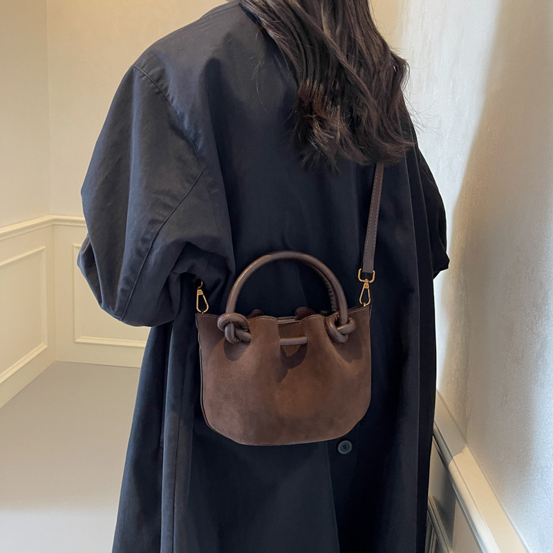 Crossbody Tasche im Vintage-Stil ⎜ Kleine Umhängetasche für Damen aus Weichem Wildleder mit Kurzgriff und Riemen