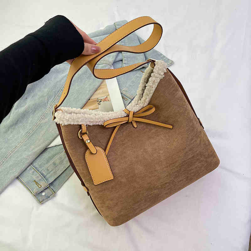 Umhängetasche für Damen ⎜ Große Retro-Schultertasche aus Wildlederimitat mit Teddyfutter für den Alltag