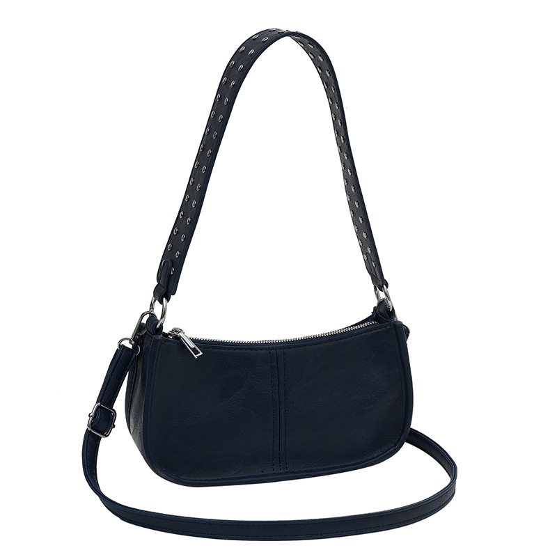 Schultertasche für Damen ⎜ Glänzende Halbmondtasche in Lederoptik mit Nietenriemen für vielseitige Alltagslooks