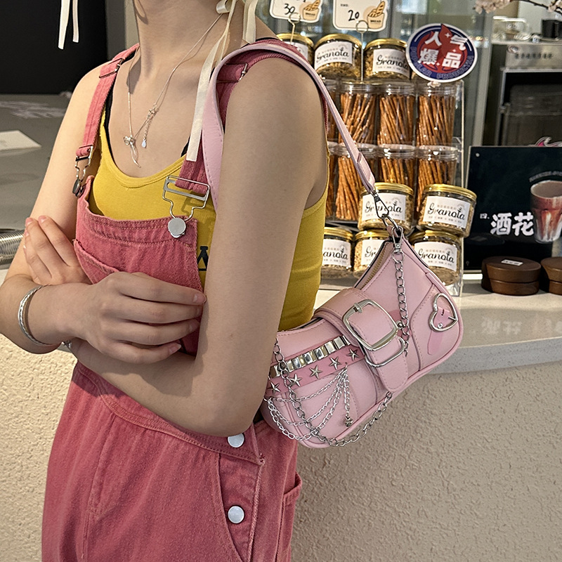 Schultertasche für Damen ⎜ Stylische Underarm-Bag mit Ketten, Sternnieten und Gürteldetail für trendige Outfits