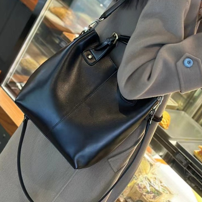 Damen Handtasche aus weichem Leder ⎜ Geräumige Schultertasche mit kurzem Griff für Alltag und Büro